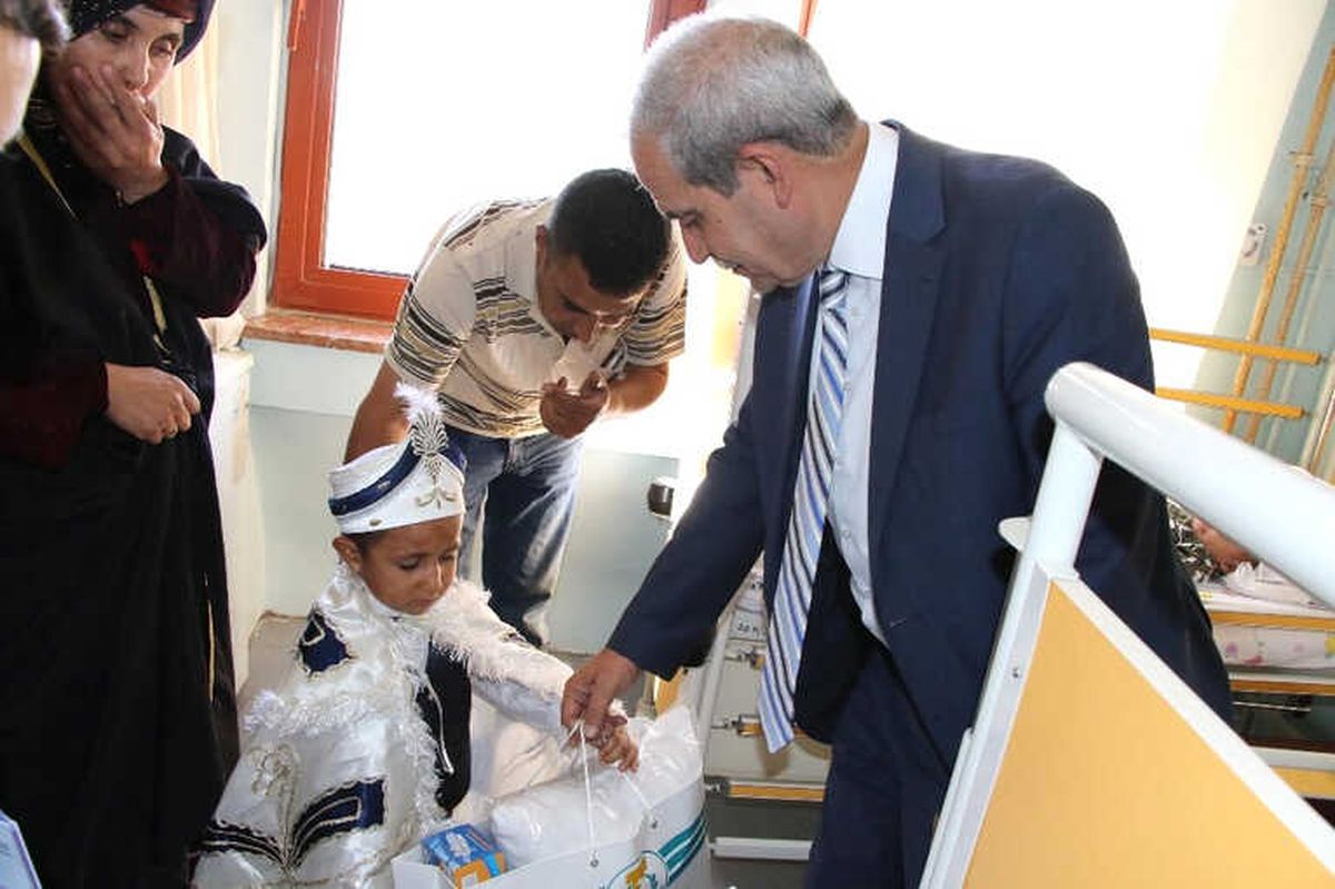 Sünnet Olan Çocuklar Hastanede Ziyaret Edildi