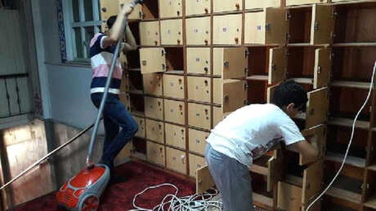 Suriyeli Gençler Ümraniye\'de Bulunan Camileri Temizledi