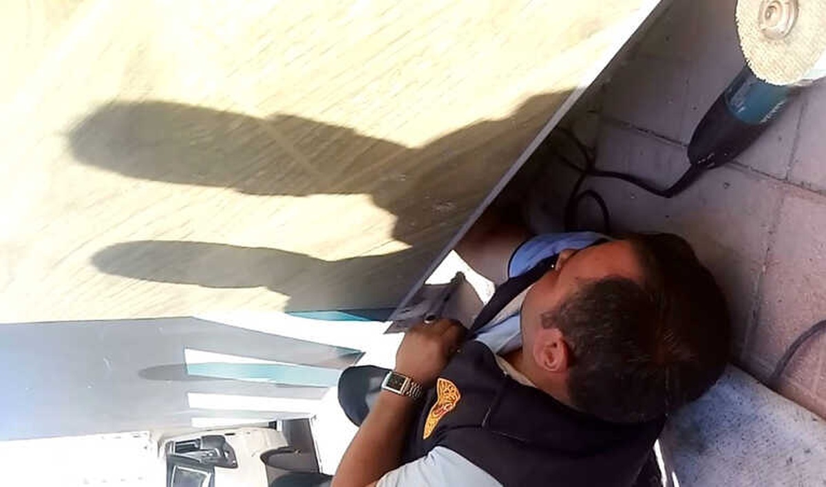 Tabela ile Duvar Arasına Sıkışan Kedinin İmdadına İtfaiye Yetişti