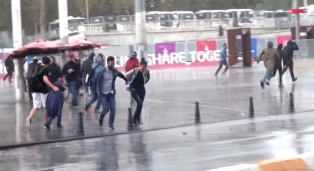 Taksim\'de Yağmur ve Fırtına Vatandaşlara Zor Anlar Yaşattı