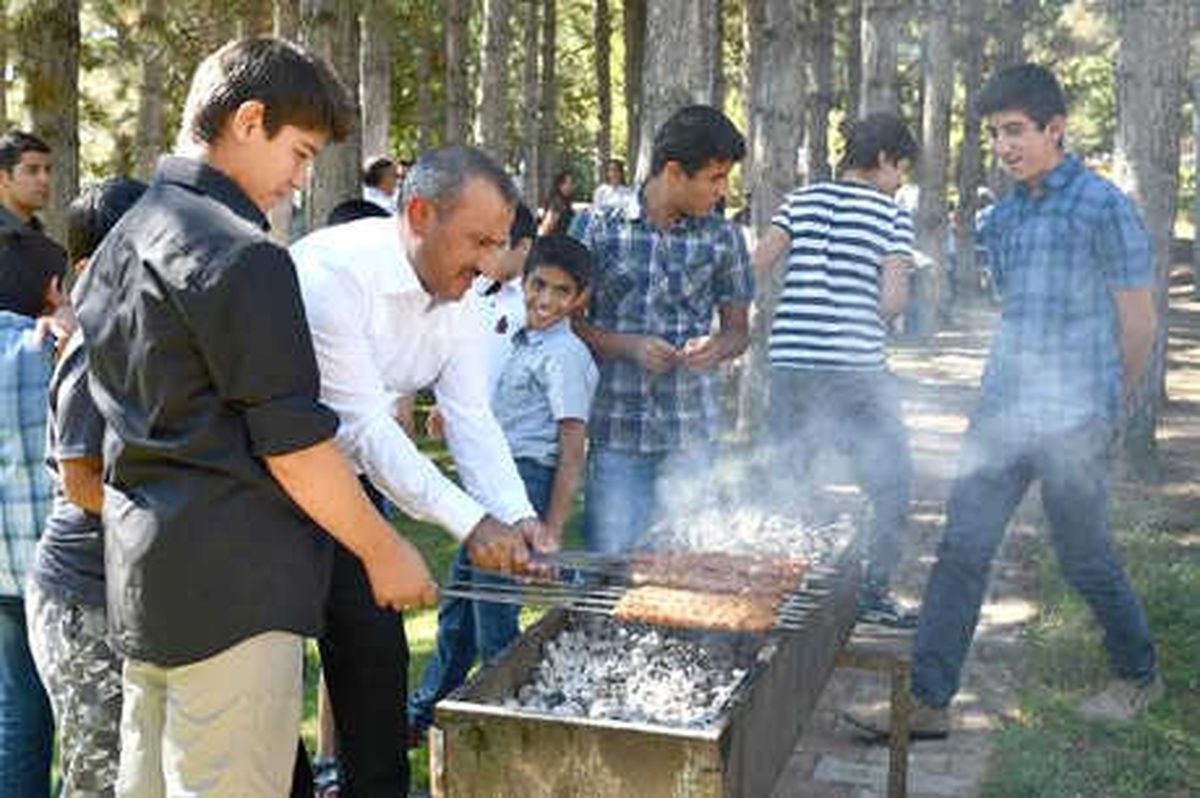 Tunceli Valisi Sonel\'den Engelli Çocuklara Mangal Partisi