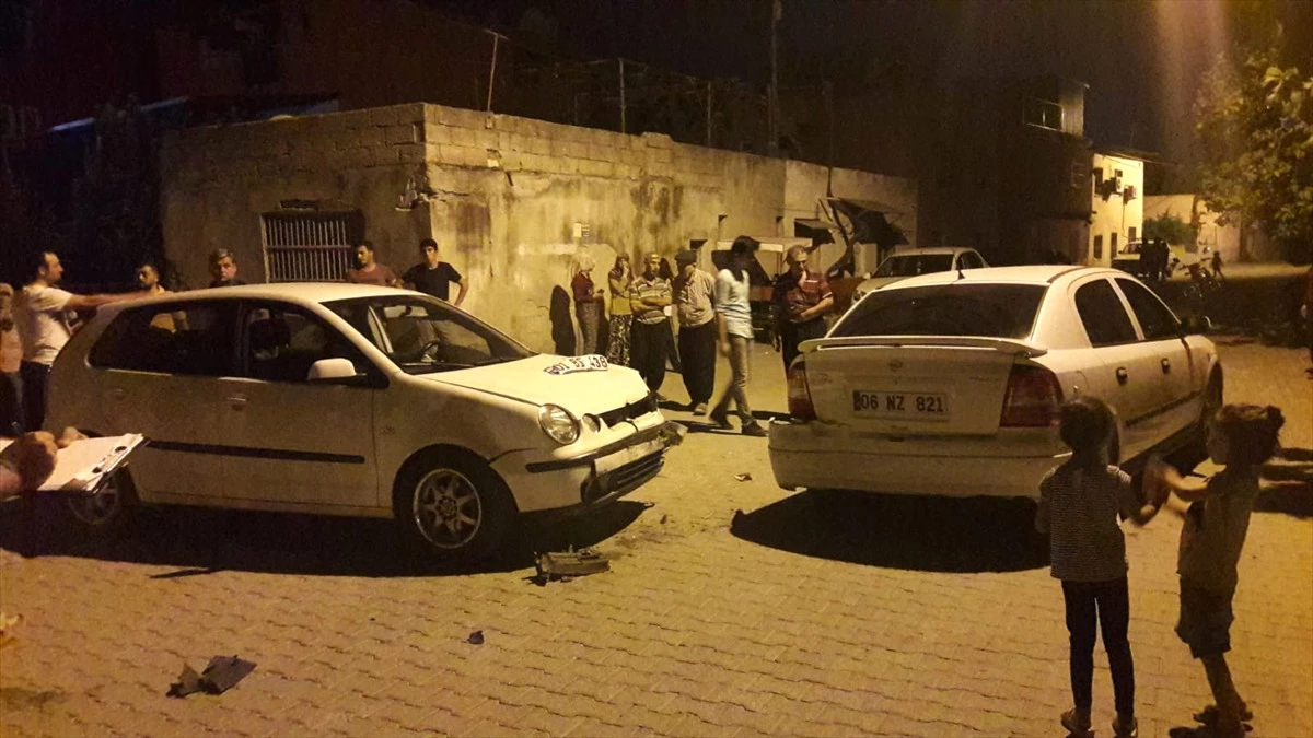 Adana\'da İki Otomobil Çarpıştı: 8 Yaralı