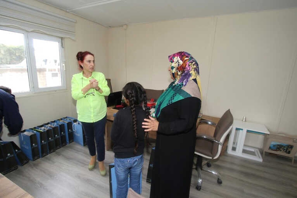 Akyazı\'da Öğrencilere Kırtasiye Yardımı Yapıldı