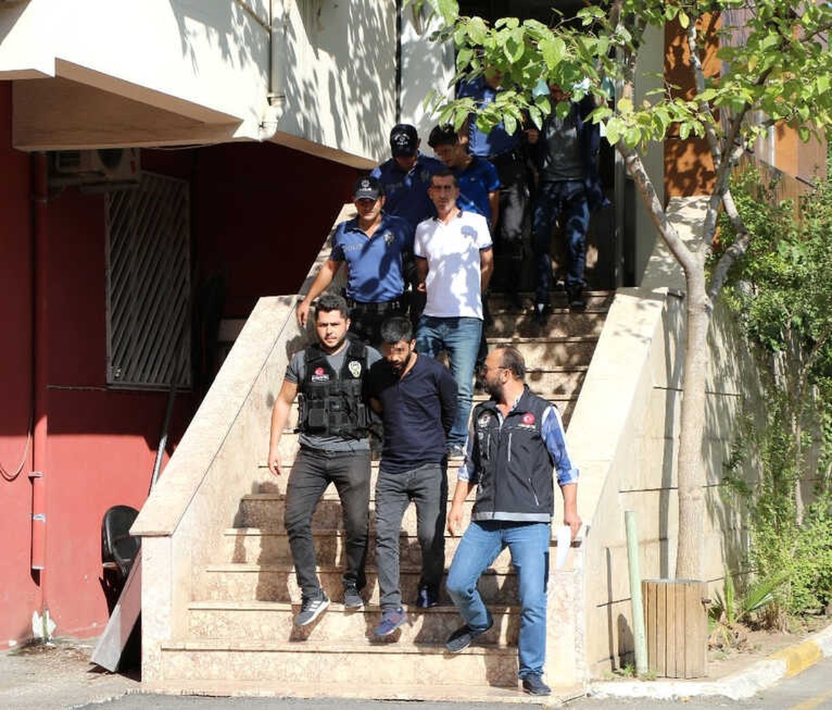 Antalya\'da 13 Adrese Eş Zamanlı Uyuşturucu Operasyonu: 14 Gözaltı