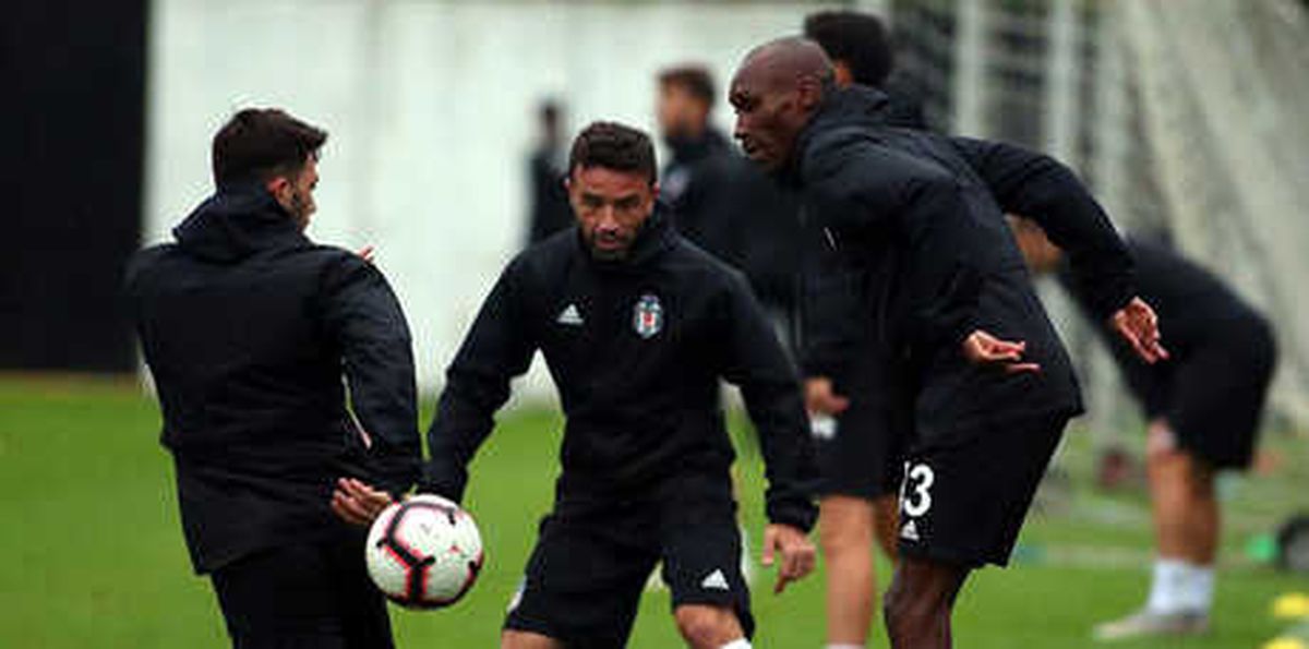 Atiba Döndü, Adriano Yok!