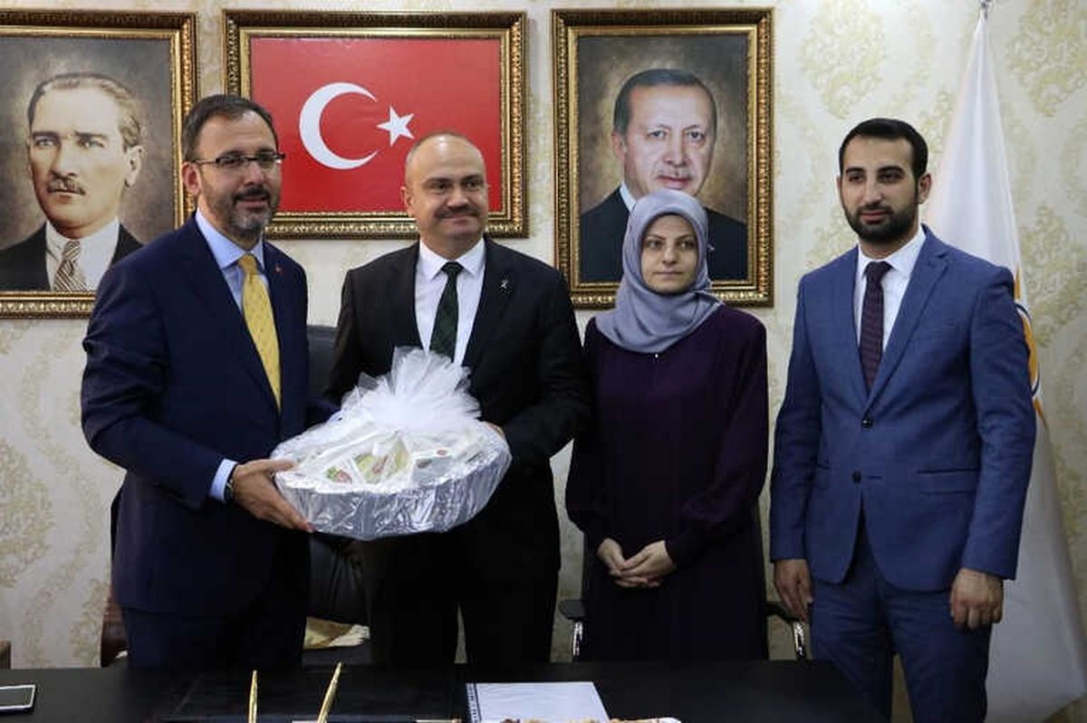 Bakan Kasapoğlu\'ndan Sporculara Mesir Macunu Tavsiyesi