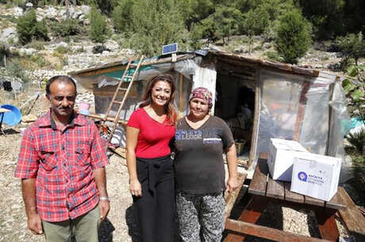 Barakada Yaşayan 6 Kişilik Aileye Başkanın Eşinden Yardım Eli