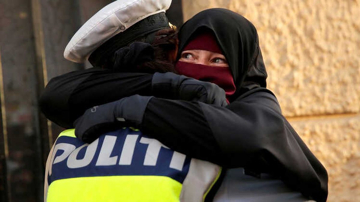 Burkalı Protestocuya Sarılan Kadın Polis Soruşturuluyor