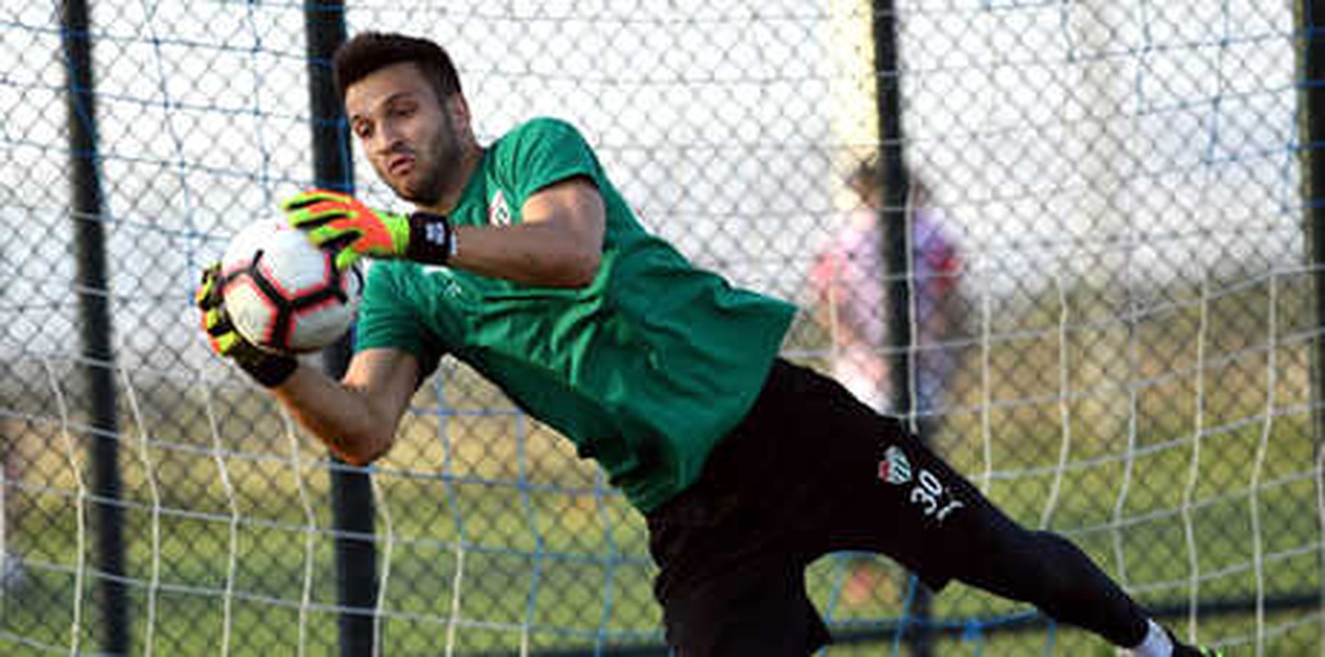Bursaspor\'un Kalesi, Milli Kalecilere Emanet