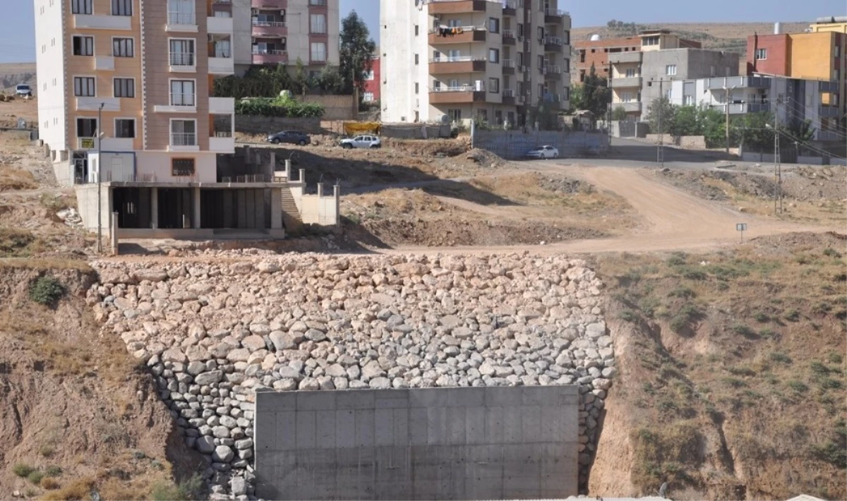 Cizre\'de Heyelan Riski Taşıyan Alanlara Belediye Ekipleri Müdahale Etti