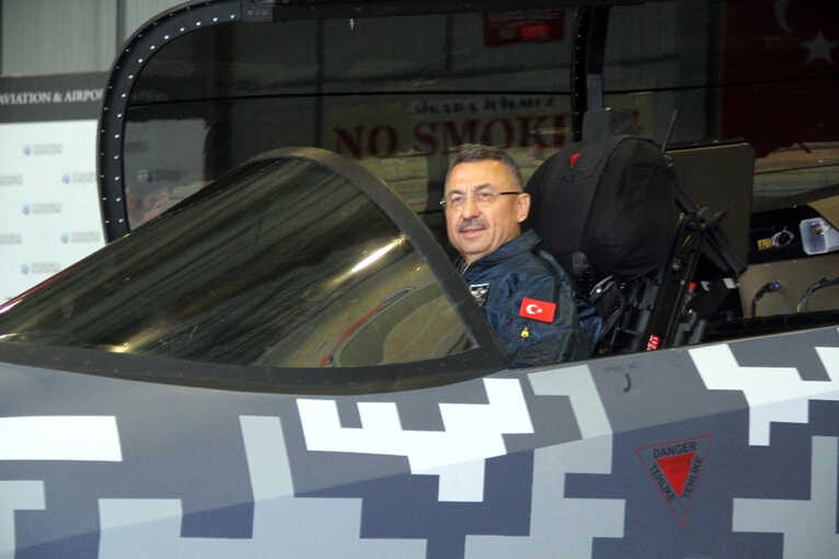 Cumhurbaşkanı Yardımcısı Oktay, Hürjet\'in Kokpitine Geçti