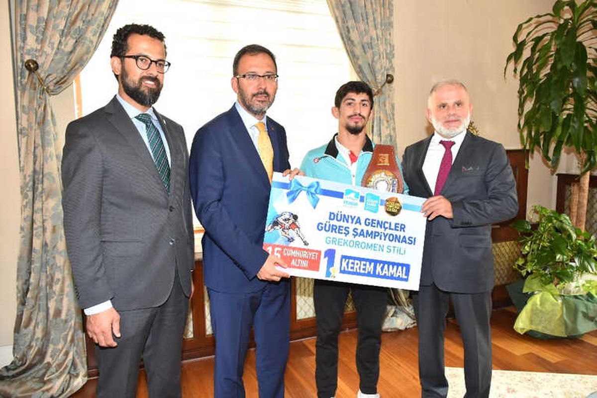 Dünya Şampiyonu Güreşçiye Bakan\'dan Ziyaret