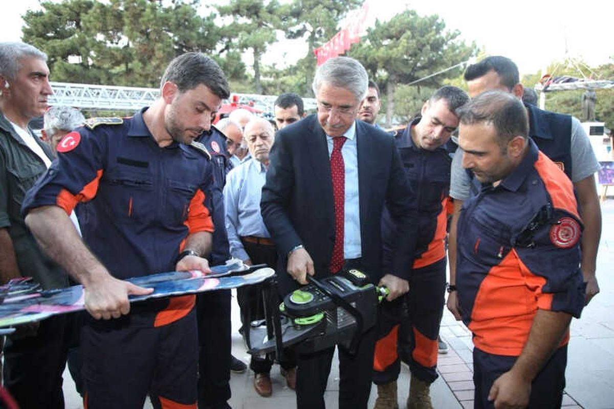 Elazığ\'da İtfaiyeciler Araç ve Teçhizatları Tanıttı