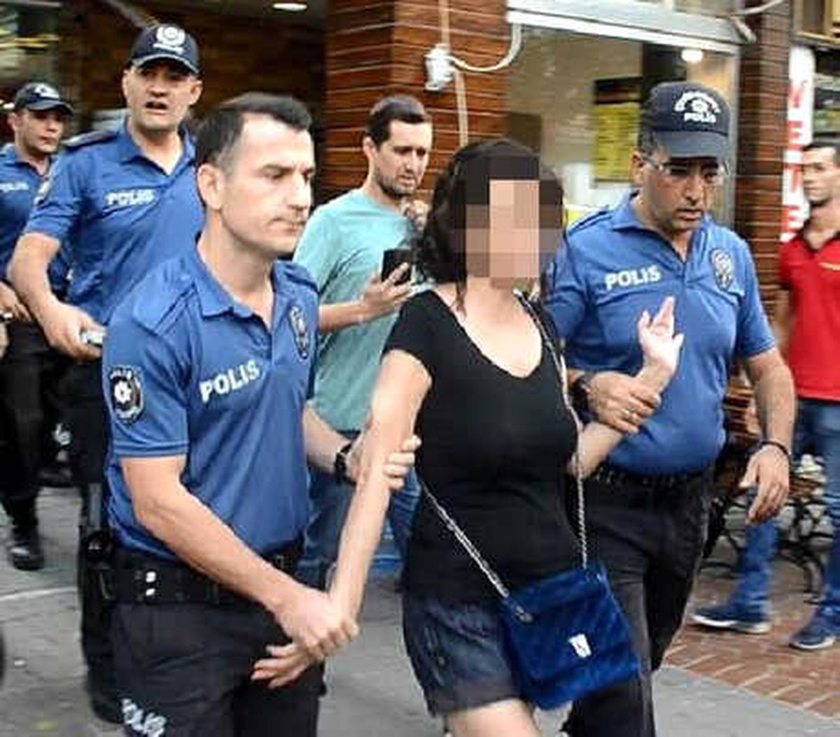 Evindeki Eşyaları Balkondan Attı