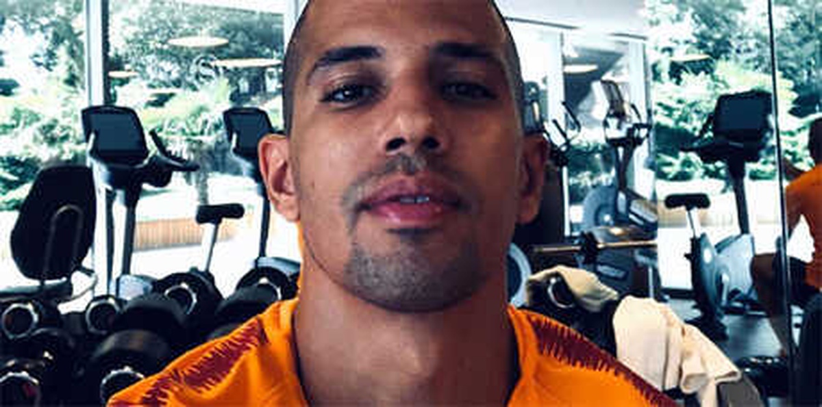Feghouli, Espor Takımı Kurdu