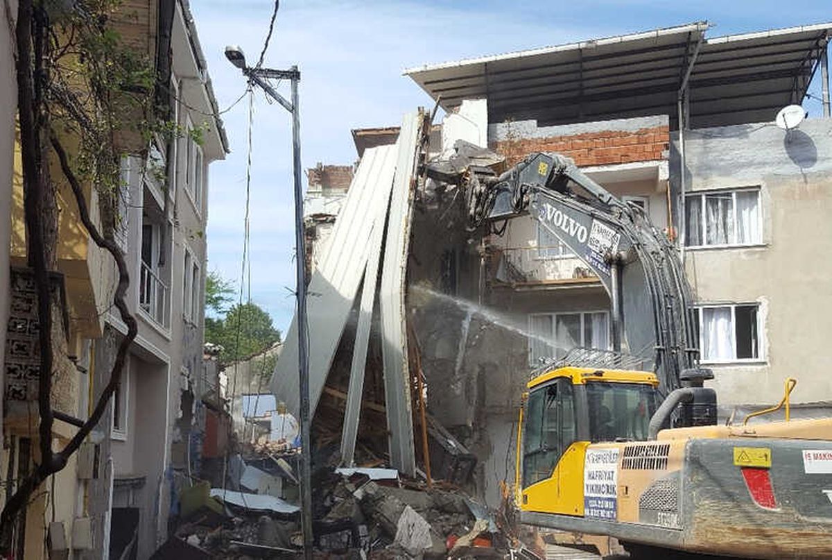 Gözyaşları İçinde Evlerinin Yıkılmasını İzlediler