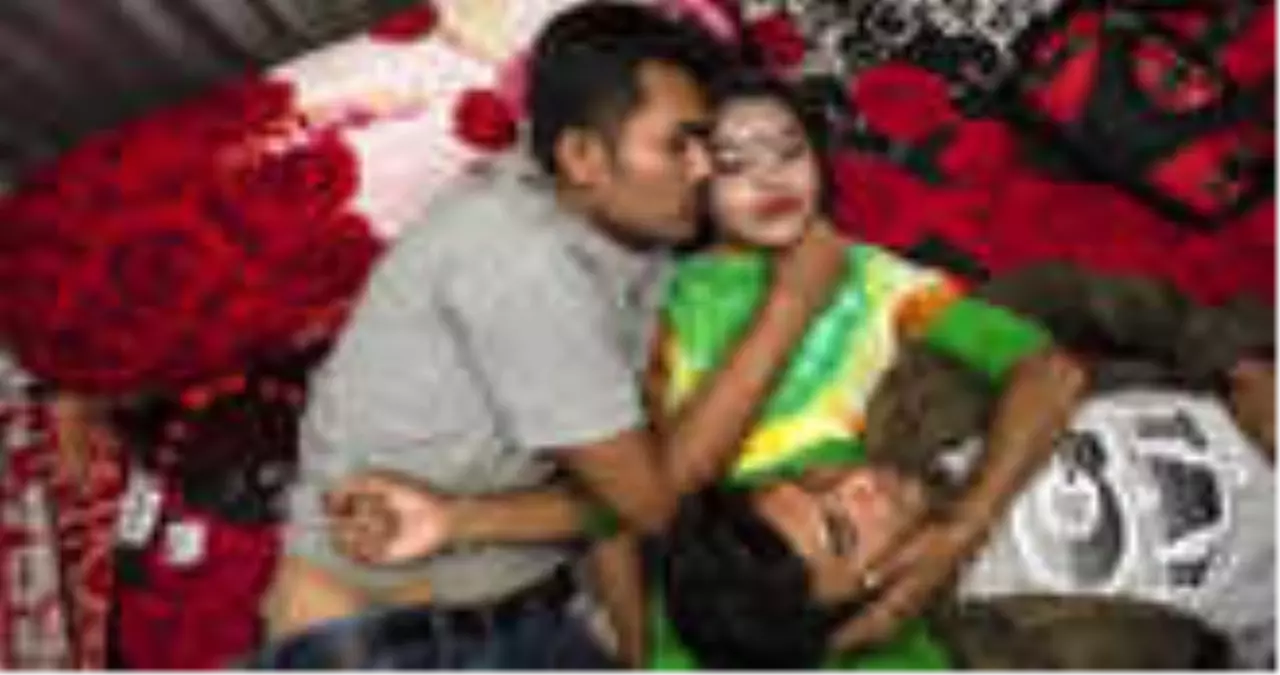 Hindistan\'da 158 Yıllık Yasa Değişti, Zina Suç Olmaktan Çıkarıldı!