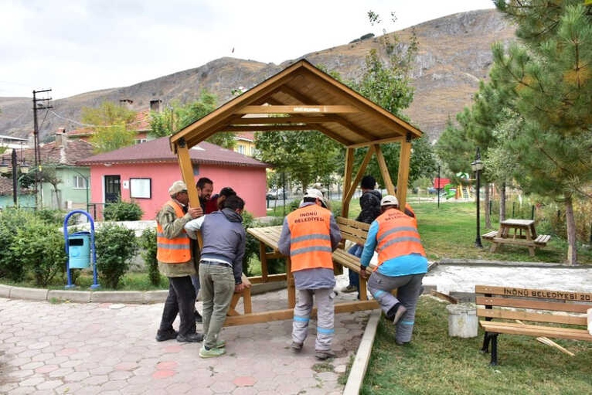 İnönü Belediyesi Parkları Kamelyalar ile Donattı