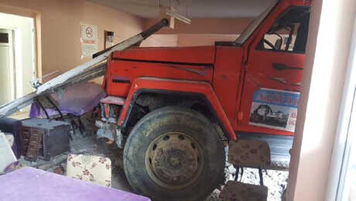 İş Makinesi Yüklü Tır, Kıraathaneye Girdi: 1 Yaralı