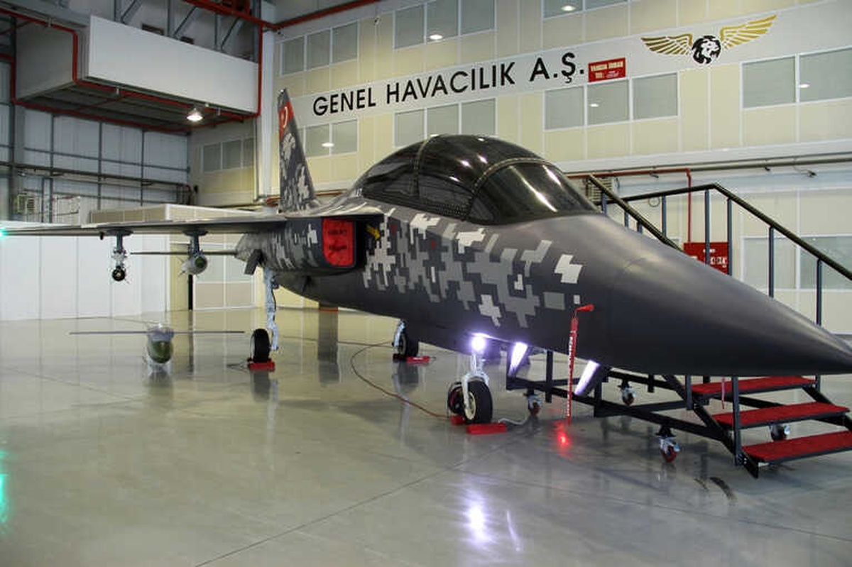 İstanbul Airshow\'da Milli Uçak Hürjet\'ten Gövde Gösterisi