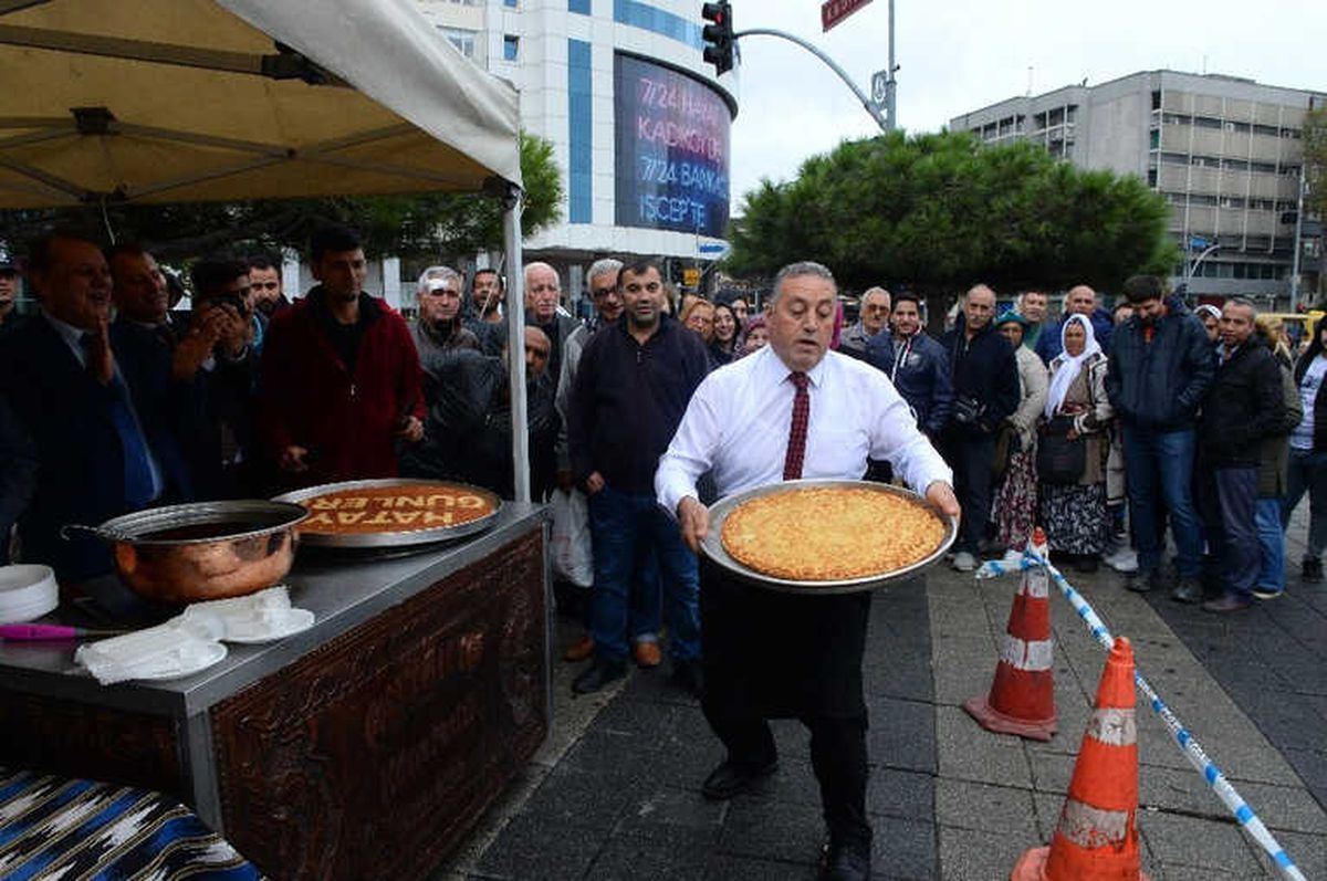Kadıköy\'de Künefe İkramı Uzun Kuyruklar Oluşturdu
