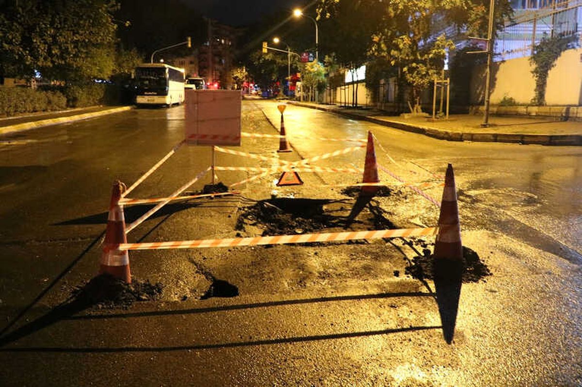 Kadıköy\'de Yol Çöktü