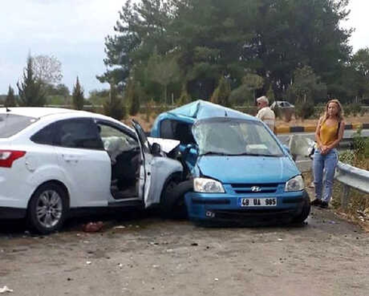 Kavşakta İki Otomobil Çarpıştı: 2 Ölü, 5 Yaralı