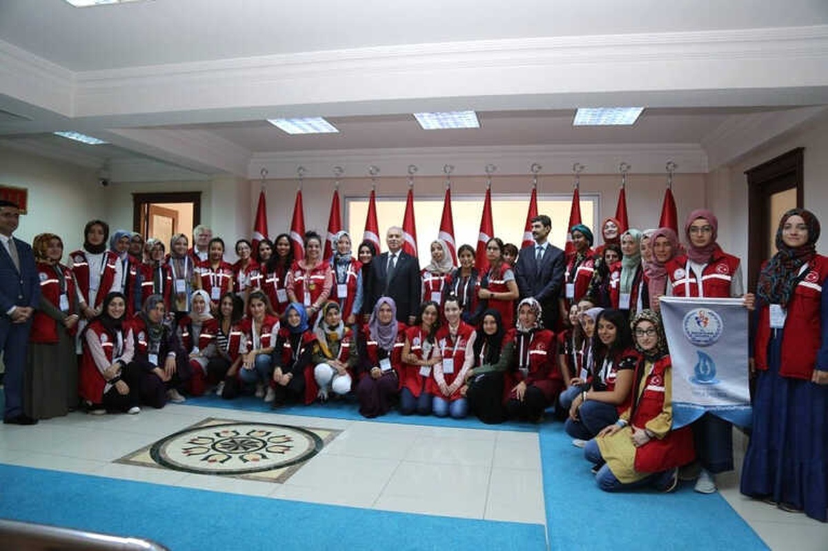 Kız Öğrencilerden Vali Yıldırım\'a Ziyaret