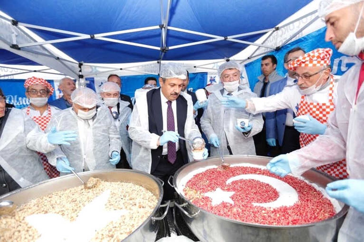 Küçükçekmece\'de Binlerce Kişiye Aşure İkramı