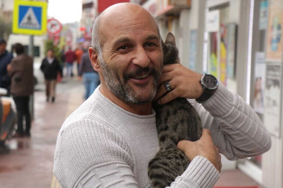 Mahsur Kalan Kedisine Evladı Gibi Sarıldı