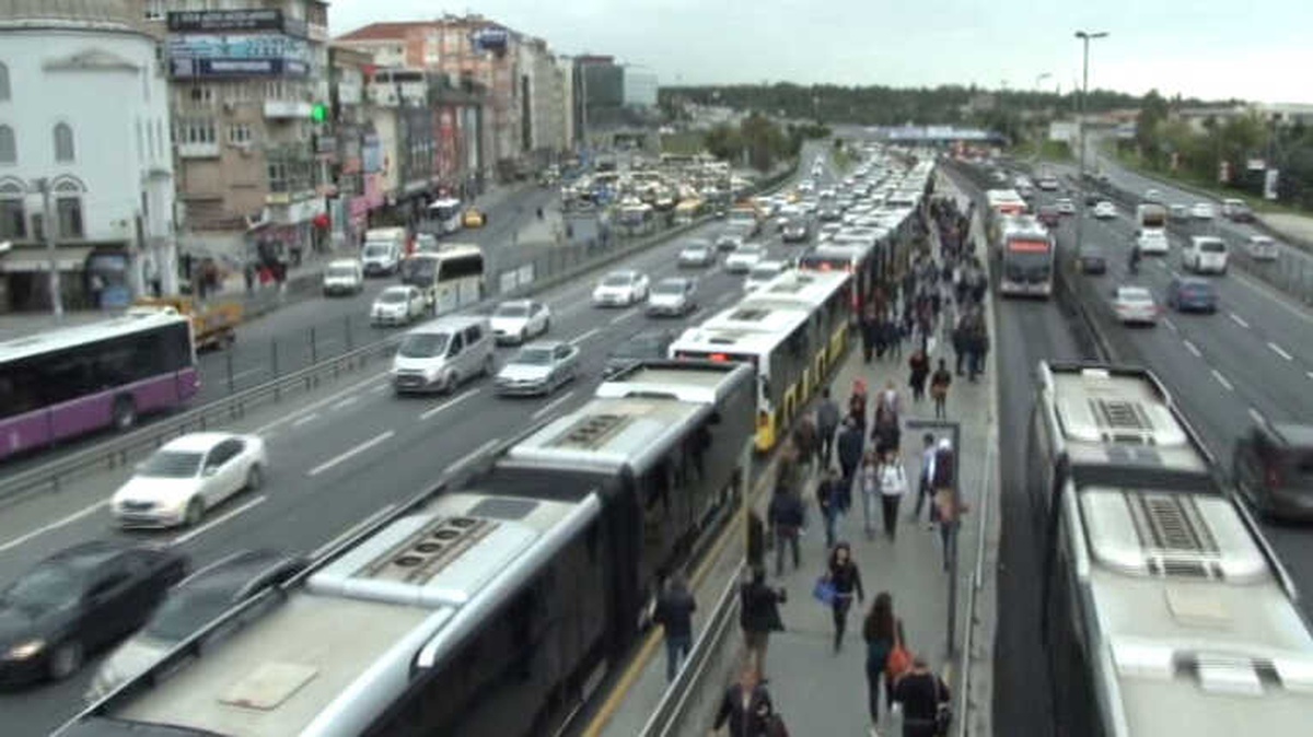 Metrobüs Hattındaki Arıza Uzun Kuyruklar Oluşturdu