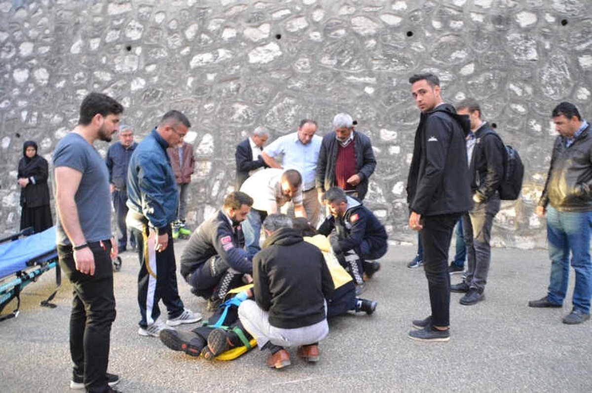 Motosikletten Düşen Genci Kaskı Kurtardı