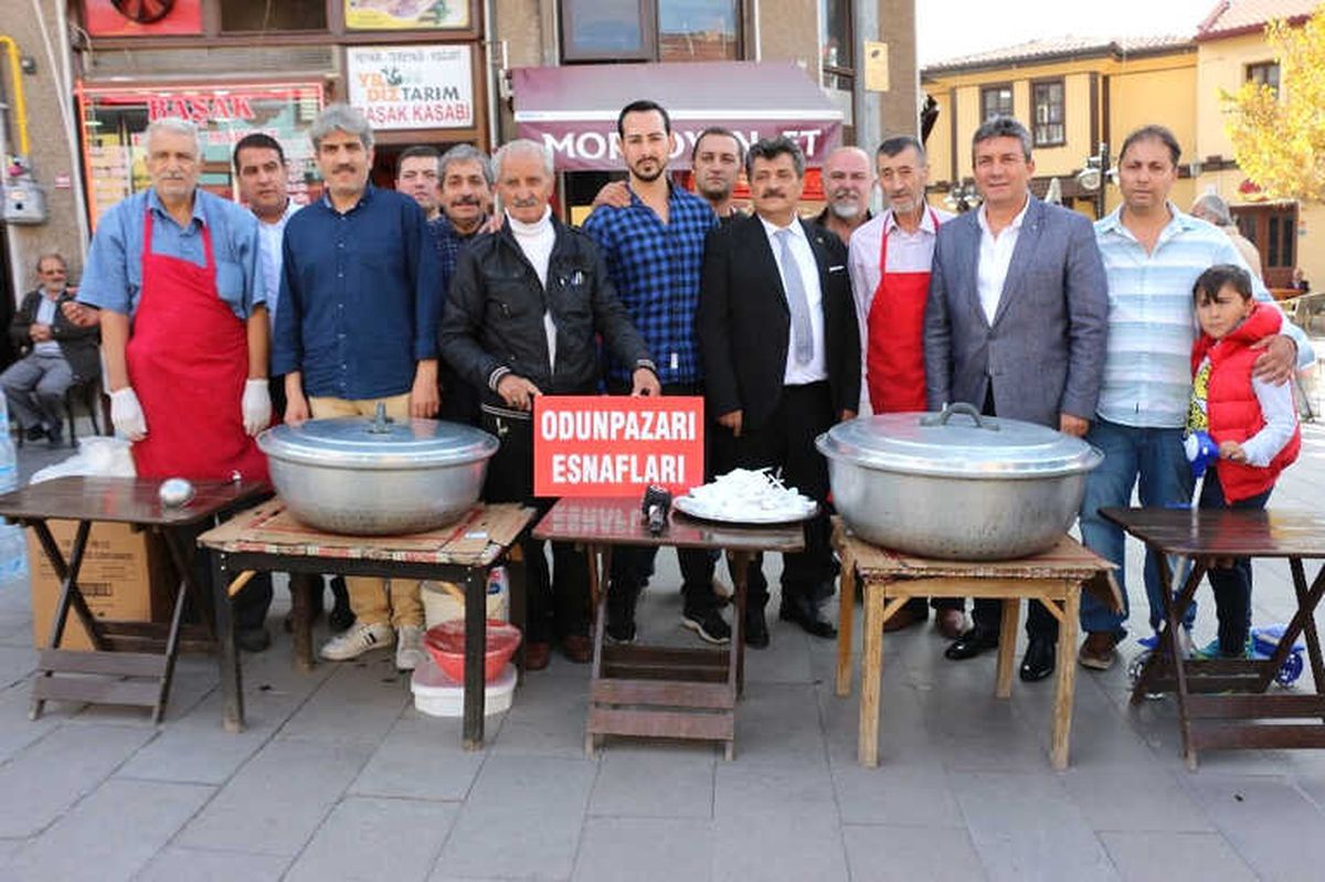 Odunpazarı Esnafı Aralarında Para Toplayıp 2 Bin Kişiye Aşure Dağıttı