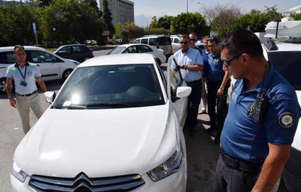 Otomobil Motoruna Sıkışan Yavru Kediye Polis Şefkati