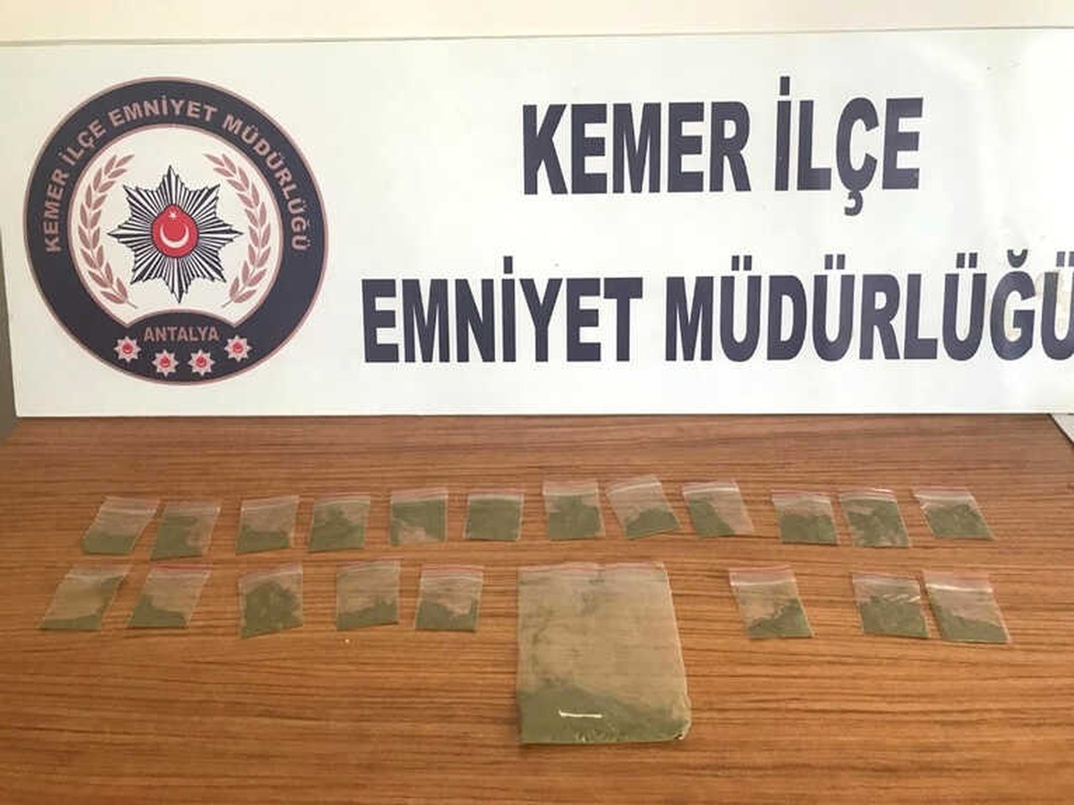 Sigara Paketinden Çıkan Esrar Valizdeki Esrarı da Yakalattı