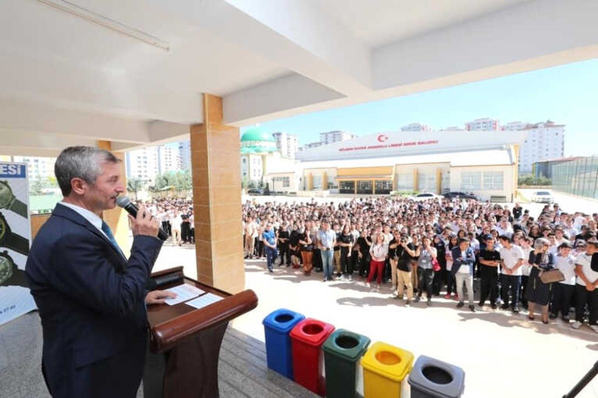 Tahmazoğlu, Öğrencileri Sevindirmeye Devam Ediyor