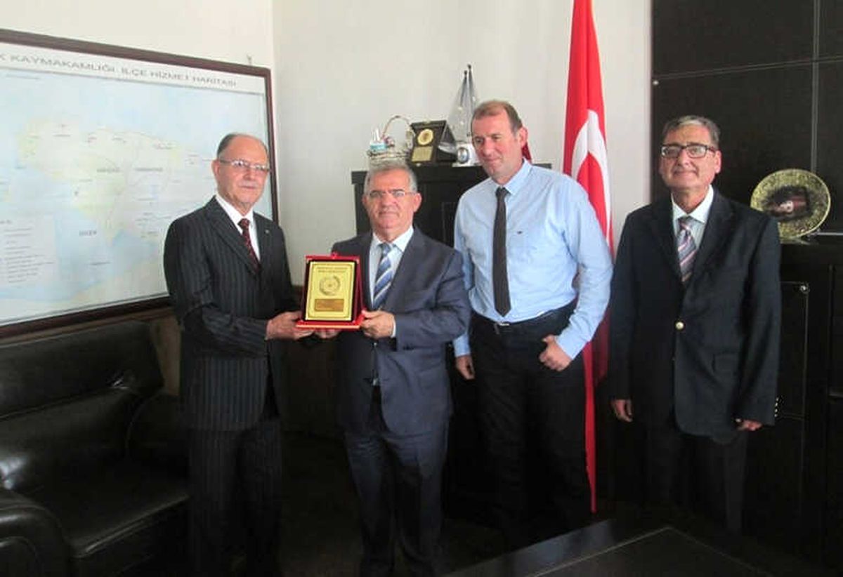Thk\'dan Erdek Kaymakamına Plaket