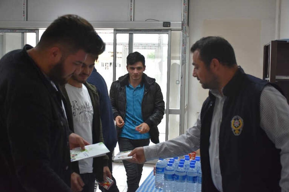 Tosya\'da Emniyet Müdürlüğü Ekipleri Öğrencilere Broşür Dağıttı