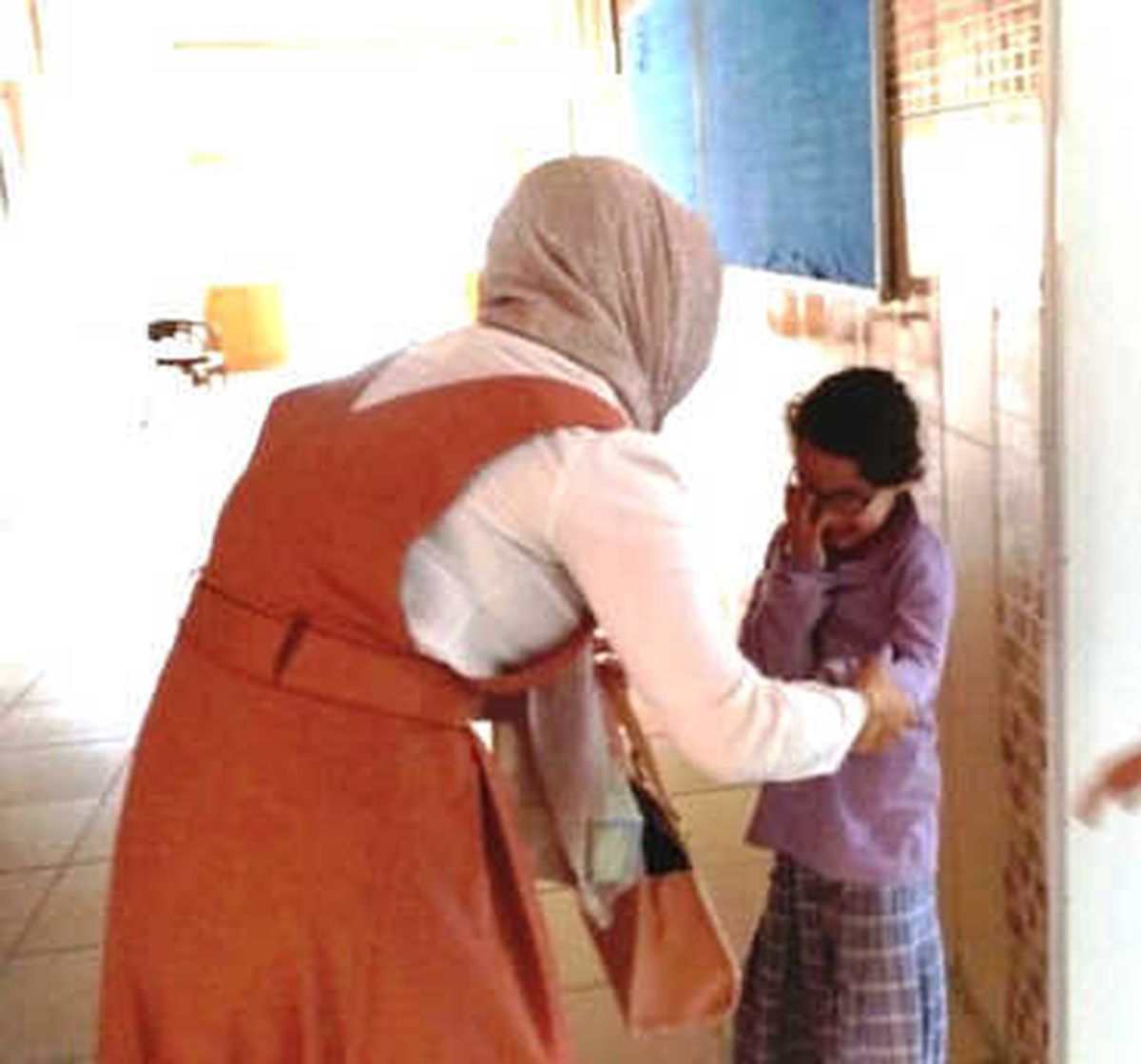 Veda Eden Öğretmenine Sarılıp Ağladı