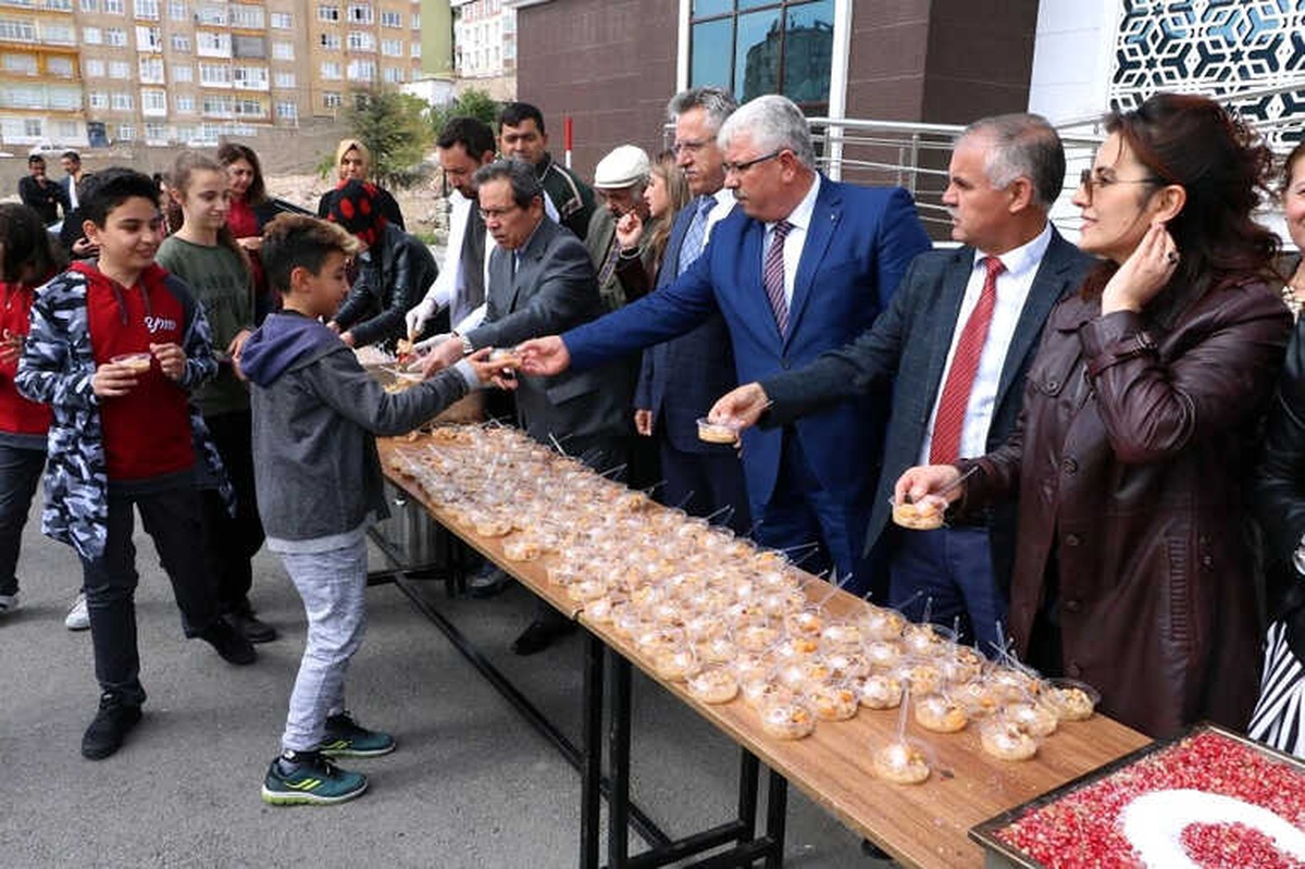 Yozgat\'ta Merkez Ortaokulu\'nda Aşure Dağıtıldı