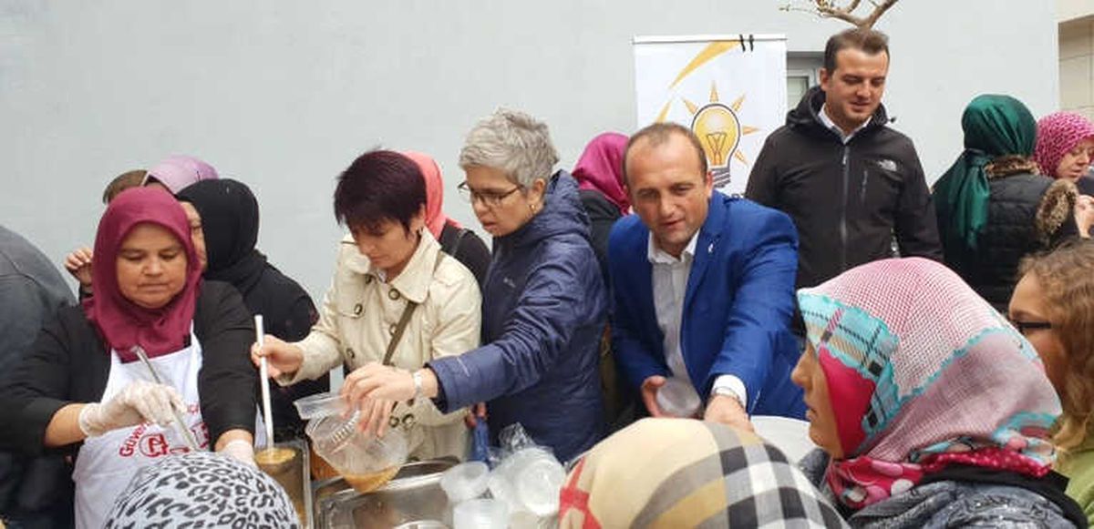 AK Parti Biga Kadın Kollarından Aşure İkramı