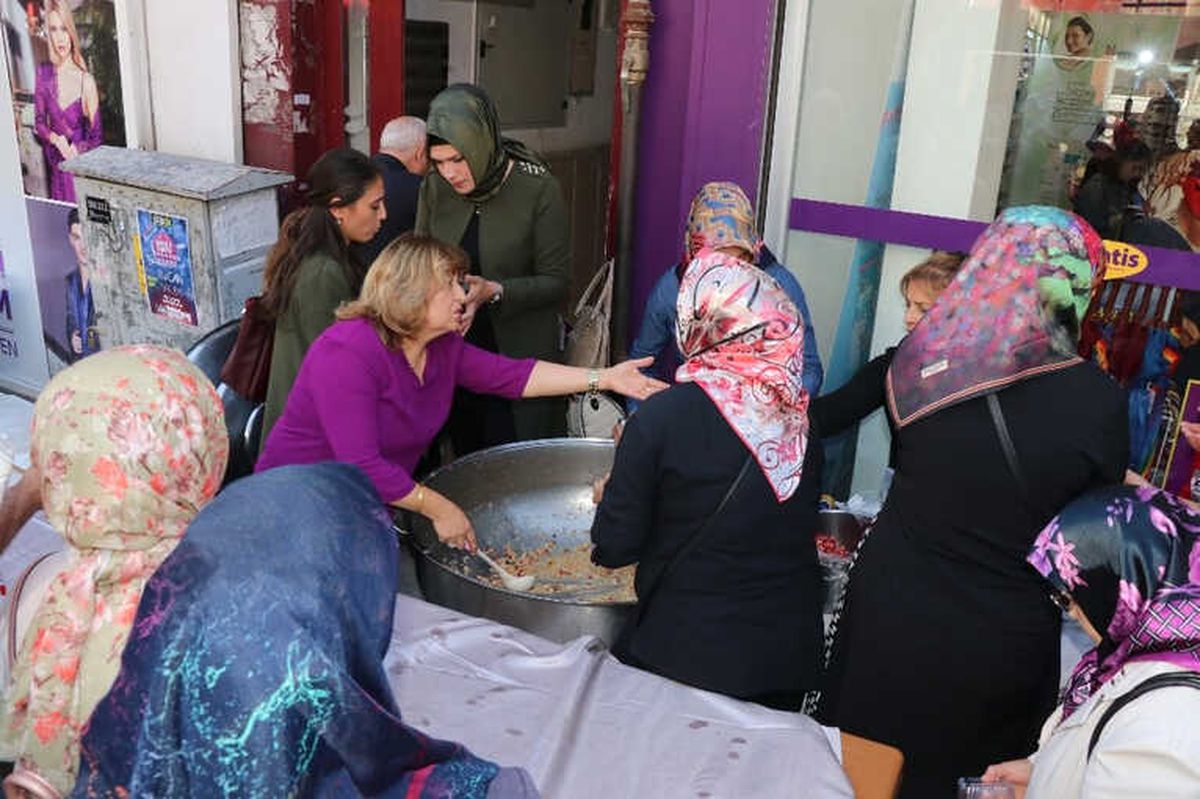 AK Parti Kadın ve Gençlik Kolları Aşure Dağıttı