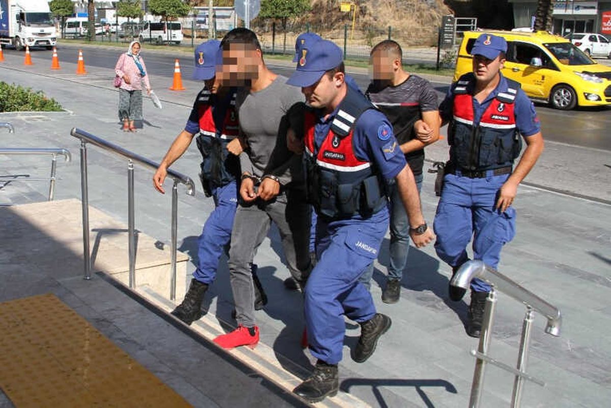 Alanya\'da Kendilerini Polis Olarak Tanıtıp 59 Bin Lira Dolandıran 3 Şüpheli Yakalandı