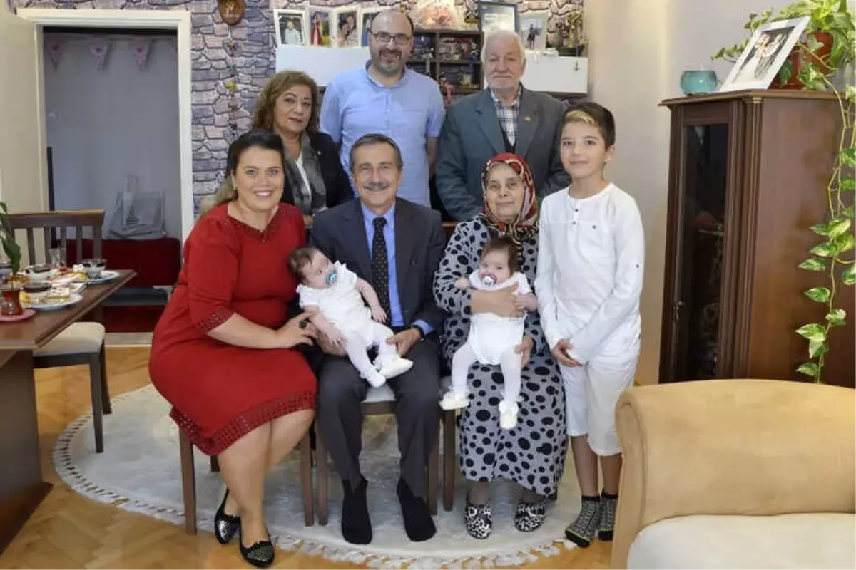 Ataç İkiz Bebeklerin Mutluluğunu Paylaştı