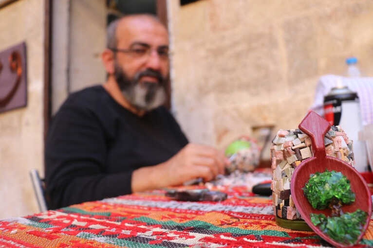 Atık Cam ve Taşları Sanat Eserine Dönüştürüyor