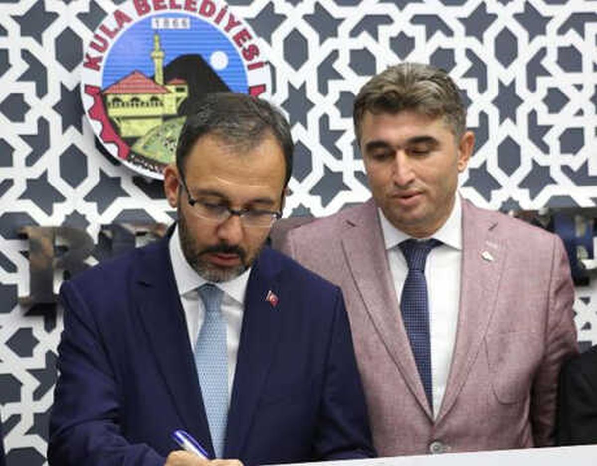 Bakan Kasapoğlu, Gençlerle Birlikte Türkü Söyledi (2)