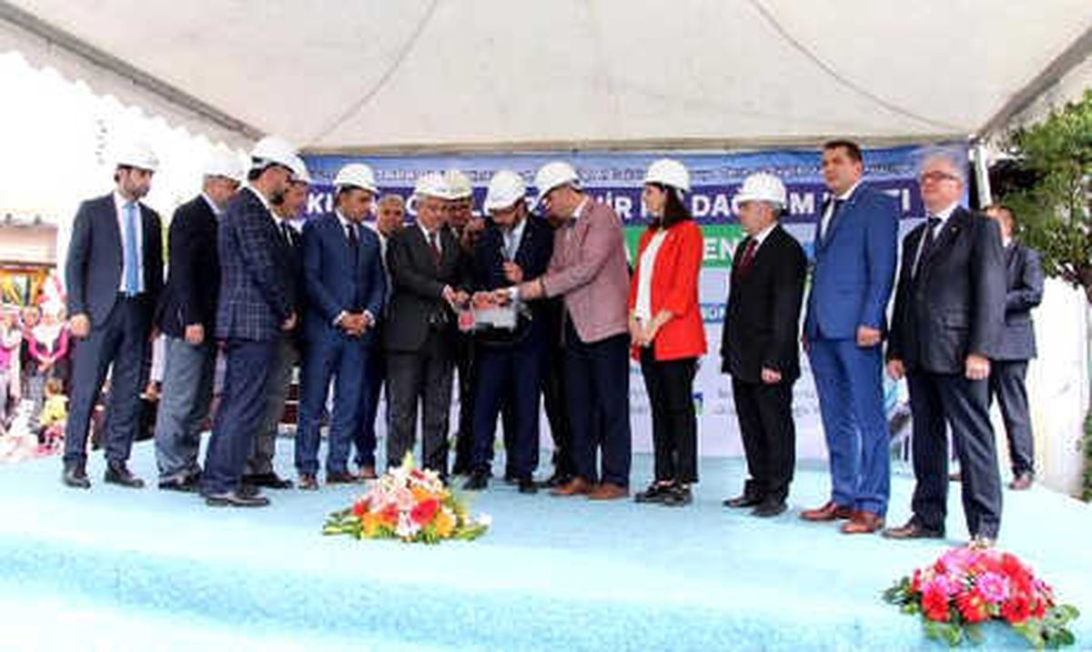 Bakan Kasapoğlu, Gençlerle Birlikte Türkü Söyledi (3)