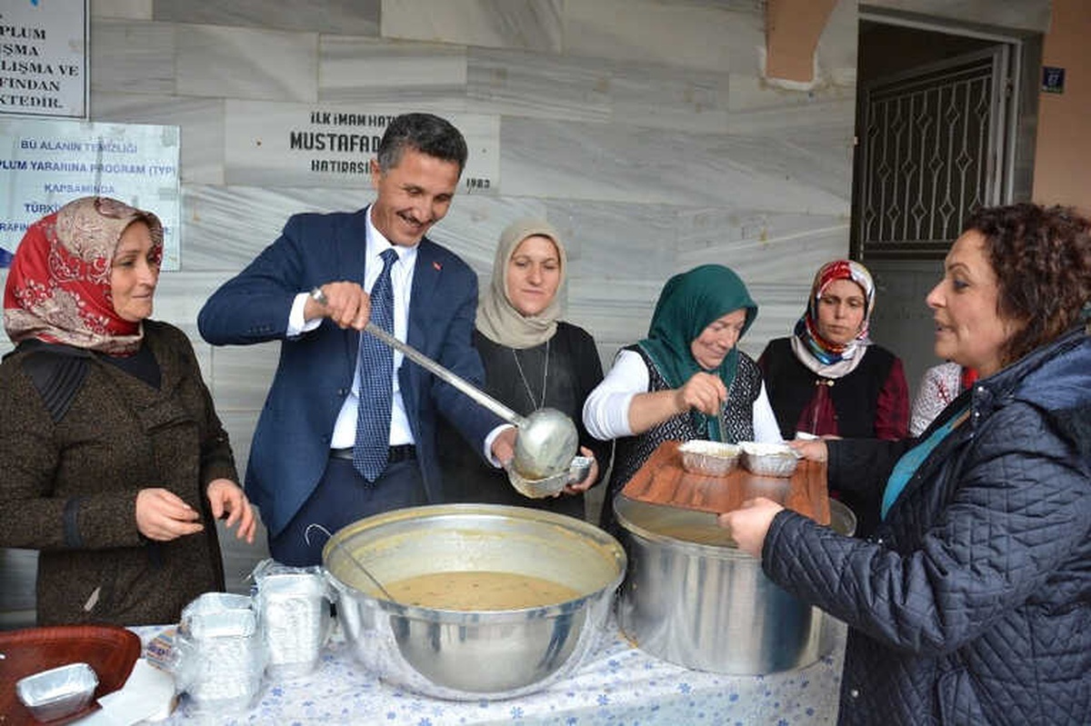 Belediye ve AK Parti Kadın Kolları Aşure Dağıttı
