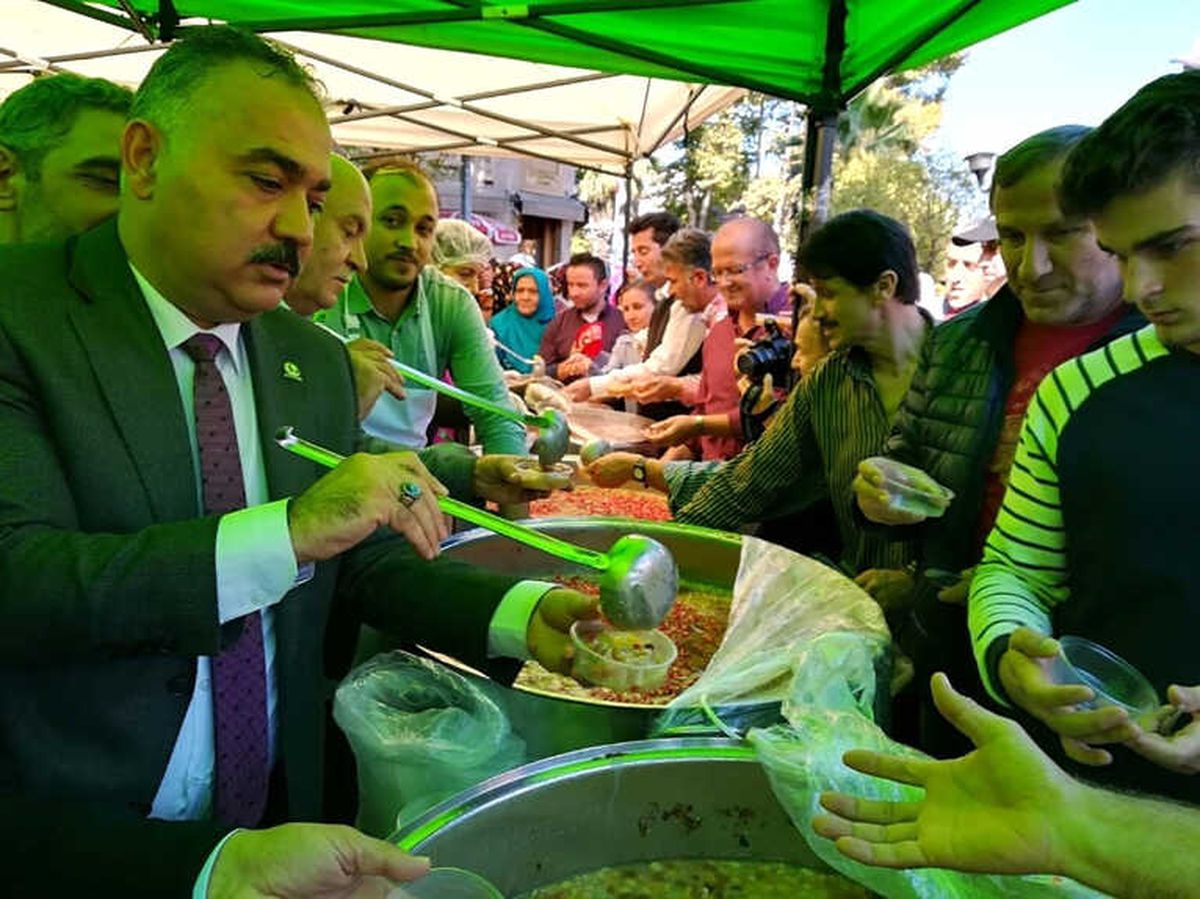 Çaycuma\'da Vatandaşlara Aşure Dağıtıldı