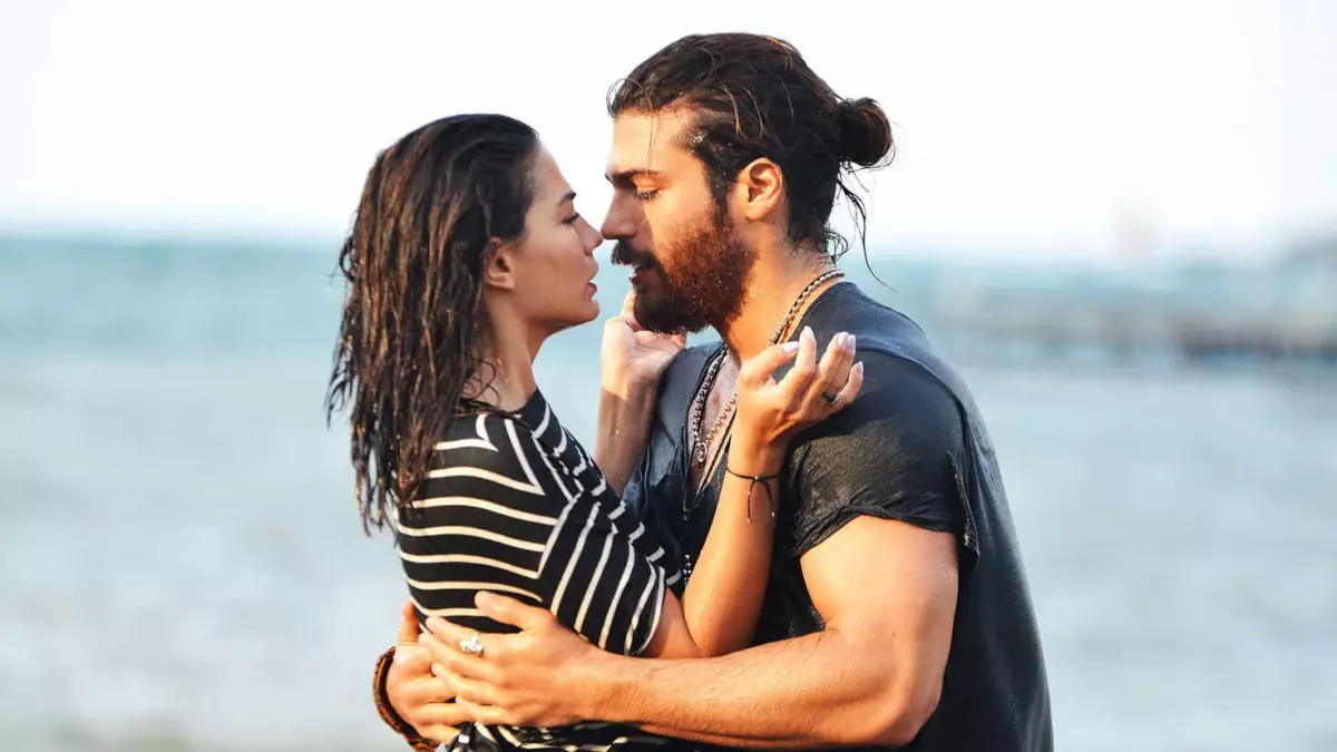 Demet Özdemir\'le Sevgili Olduğu Konuşulan Can Yaman, Rabia Yaman\'la Aşk Yaşıyor